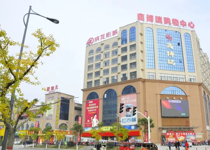 万洲第一街成龙影城“耀莱”了!正在寻找最闪“耀”的你!