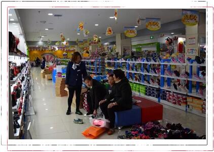 万洲第一街商博瑞周年店庆,礼品大放送,奖品免费领,更有电动三轮车相送!