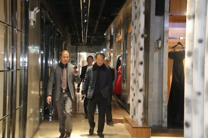 石家庄市藁城区国土资源局党组书记、局长陶书章莅临郸城万洋国际博览城进行参观考察!