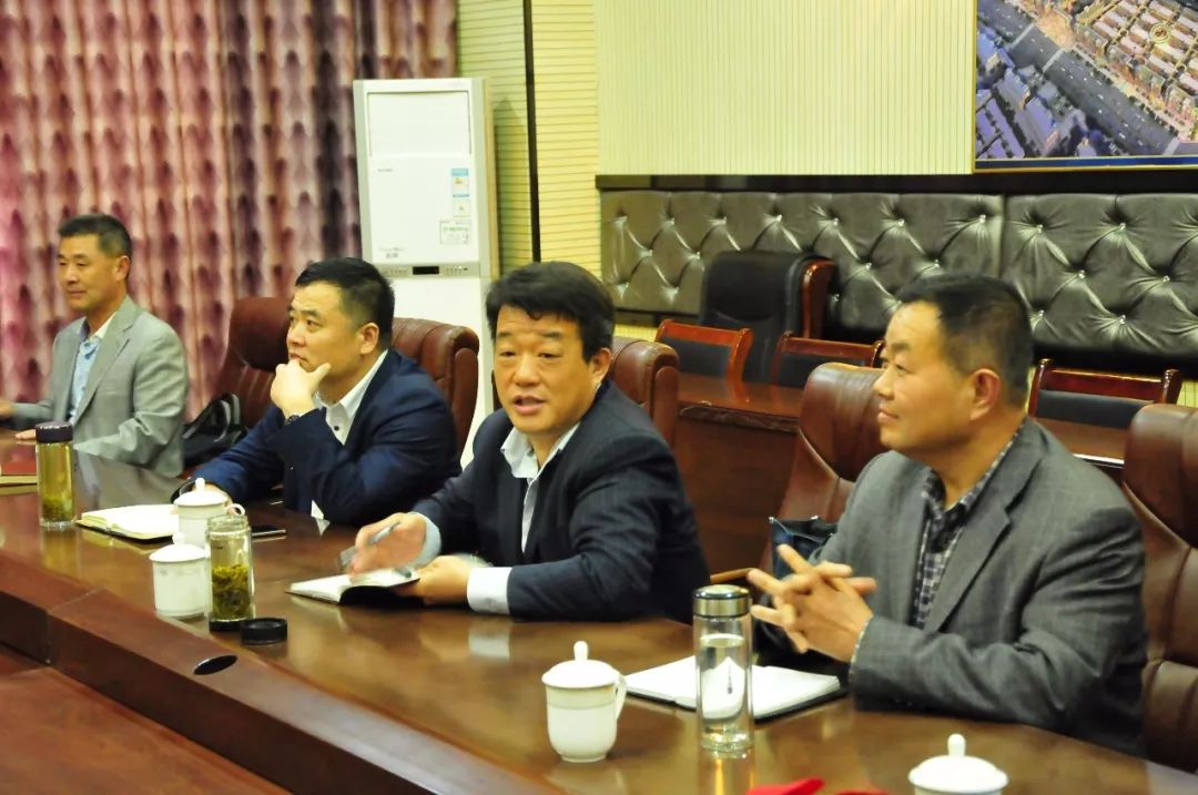 薛城区委常委、统战部部长孙中坤携区统战部、区工商联、区商务局等部门一行领导 莅临万洲集团调研,并针对招商引资环境召开专题座谈会