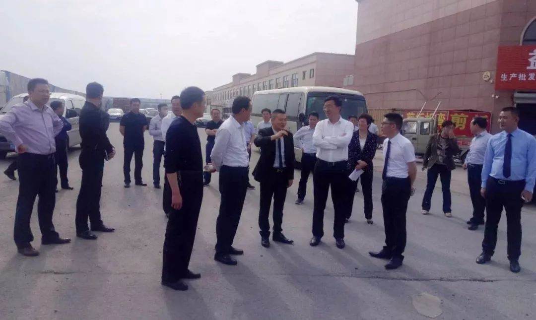 薛城区委书记姜山携区委常委办公室主任马骞、副区长李利萍、经济开发区管委会副主任侯茂利等职能部门领导,莅临万洲浙商城指导工作