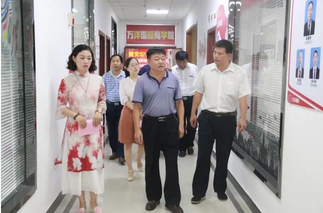热烈欢迎周口市委统战部常务副部长李国章等领导到万洋众创空间进行参观指导!