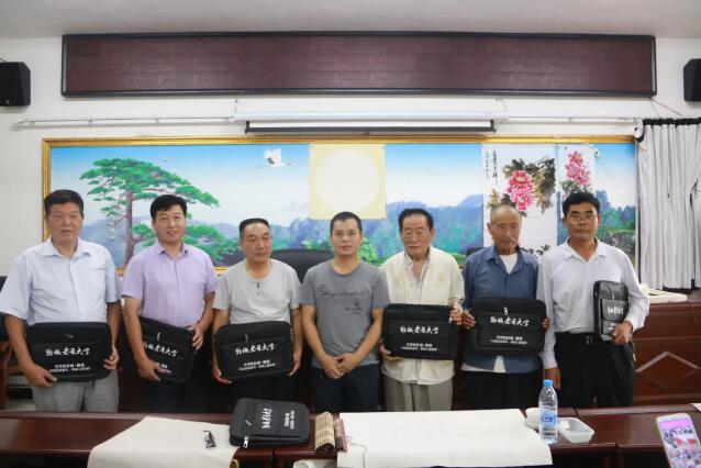 践行慈善公益,万洋为郸城老年大学送温暖!