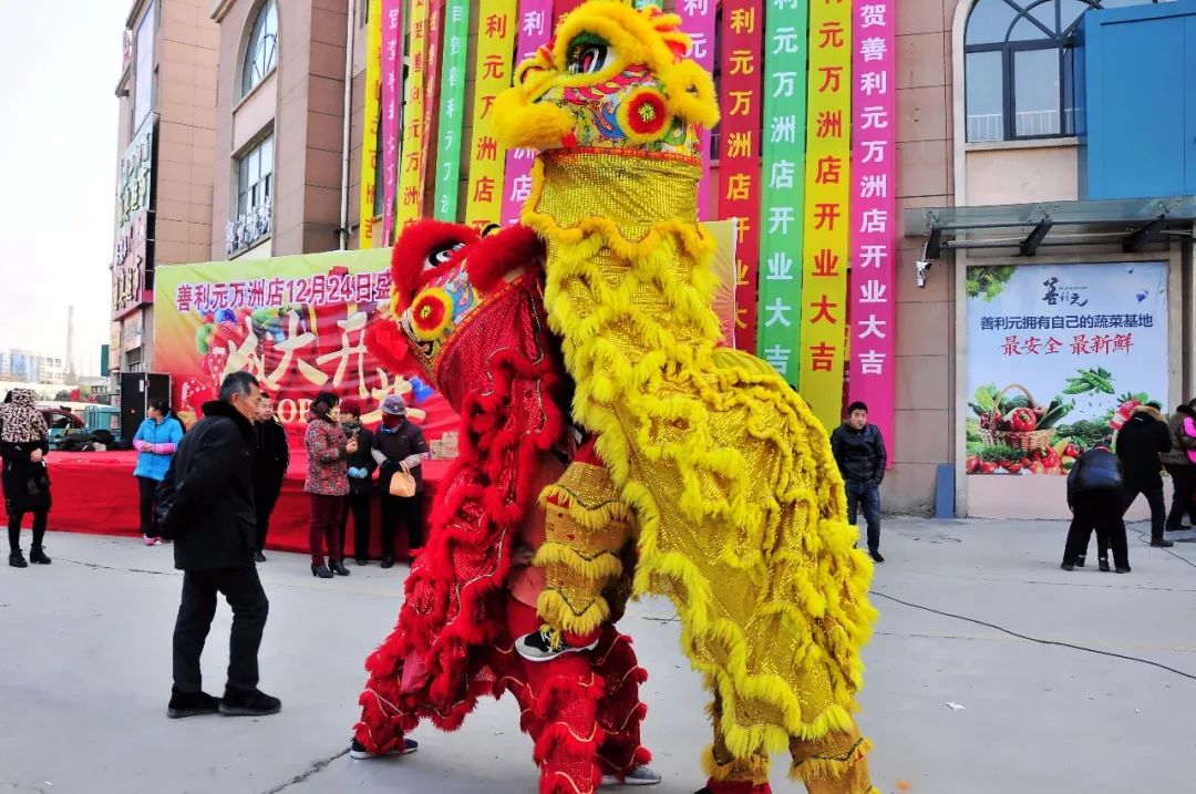 人潮涌动!一整天都人挤人,到底为啥这么热闹!万洲浙商城善利元超市开业爆棚!
