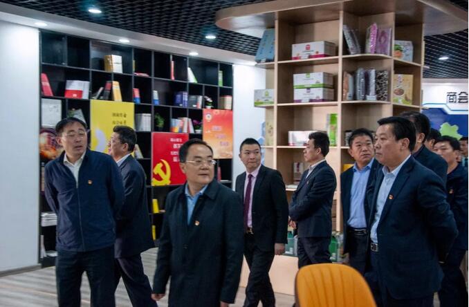 市政协党组书记、主席孙欣亮一行莅临万洲第一街、常商会调研指导工作