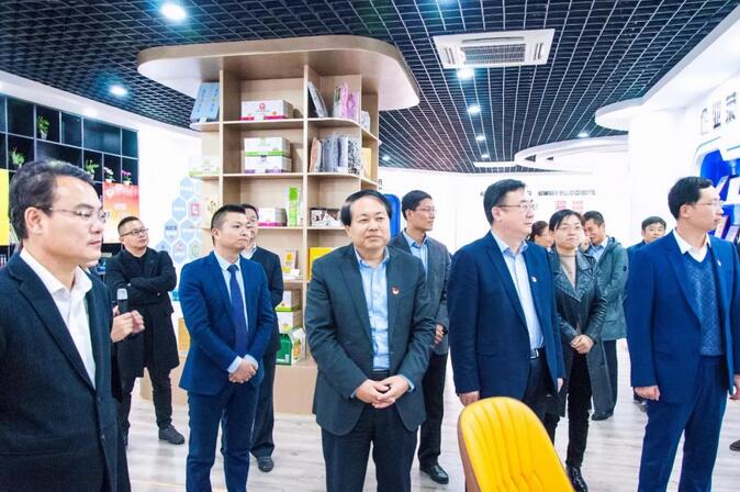 省委宣讲团成员、省社科联党组书记、副主席刘致福等一行领导莅临万洲第一街、常商会参观指导工作