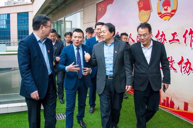 省委宣讲团成员、省社科联党组书记、副主席刘致福等一行领导莅临万洲第一街、常商会参观指导工作