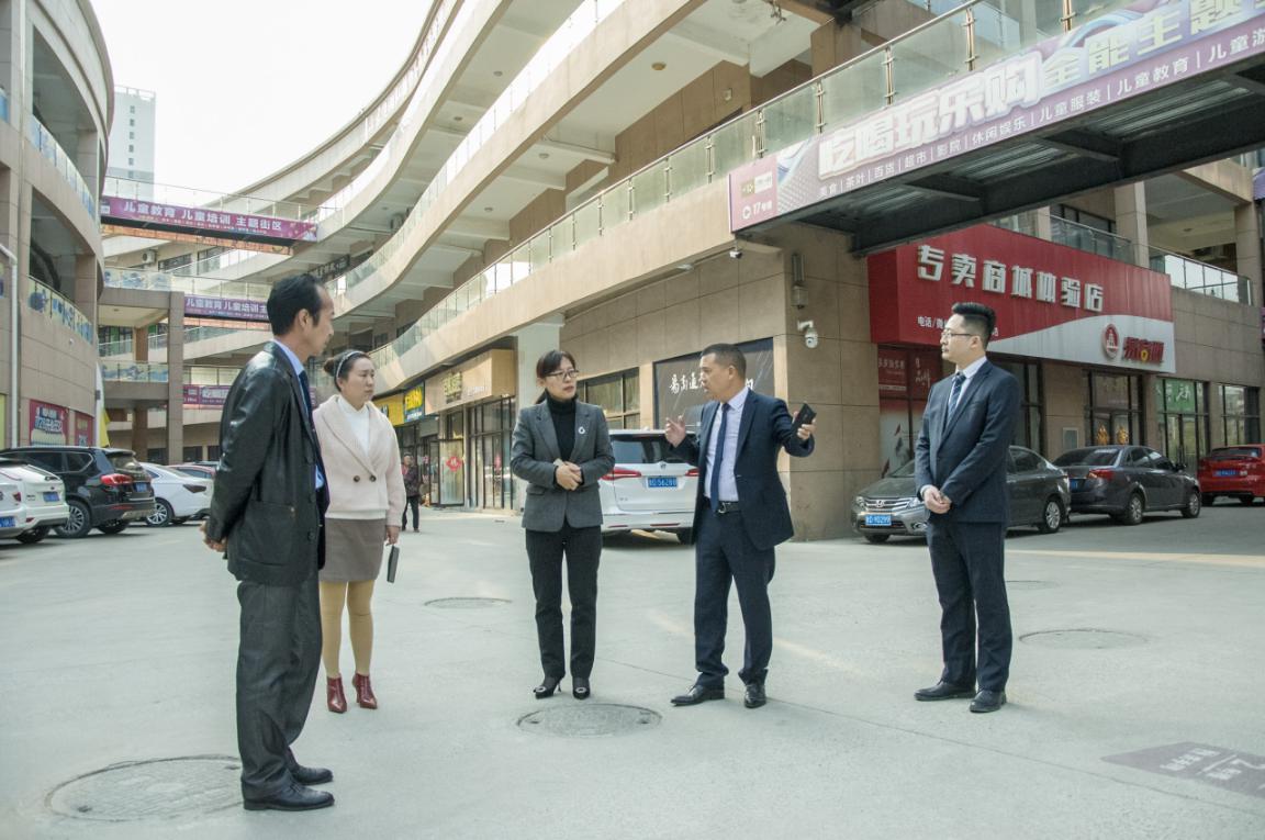 4月9日,薛城区文旅中心主任殷现耘,莅临万洲第一街实地考察薛城区图书馆选址相关工作