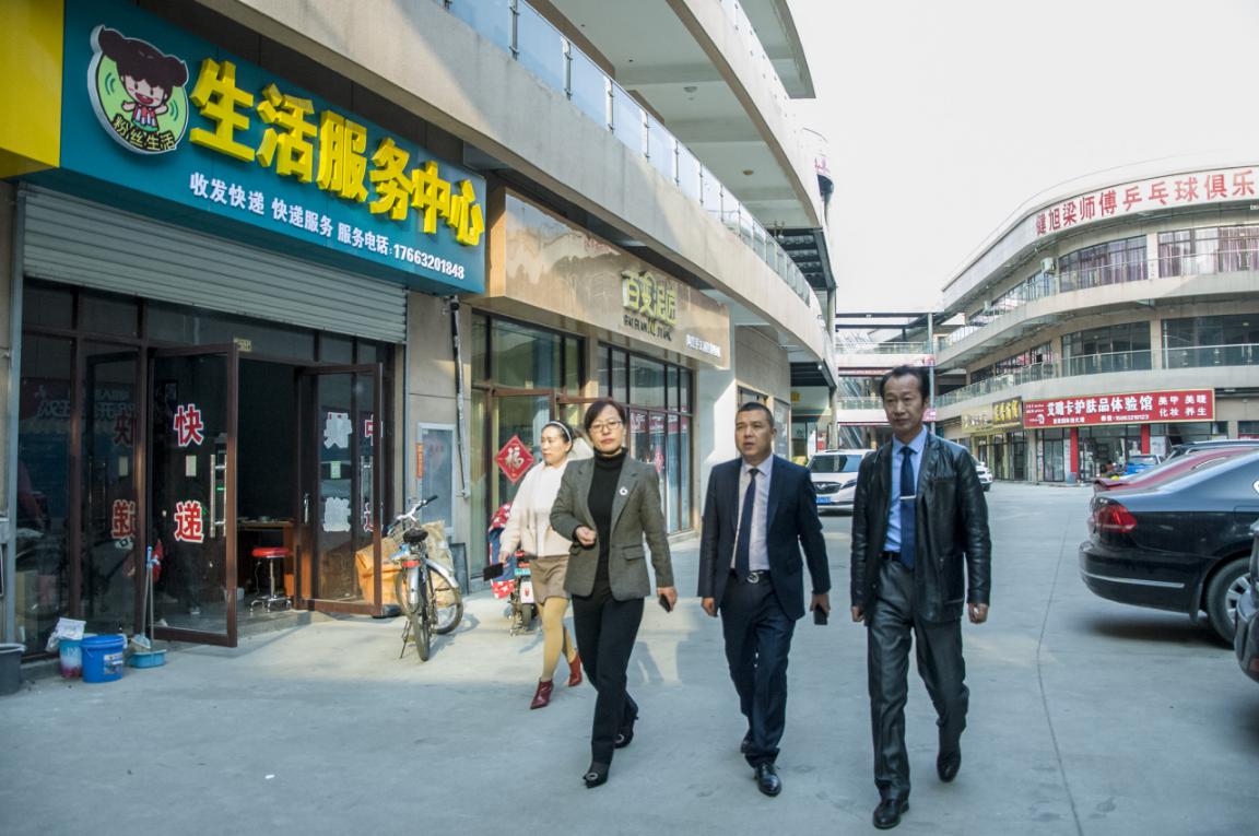 4月9日,薛城区文旅中心主任殷现耘,莅临万洲第一街实地考察薛城区图书馆选址相关工作