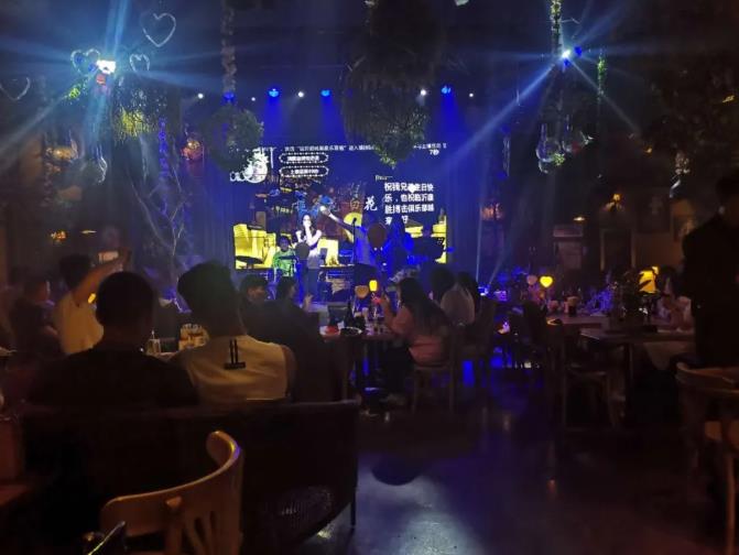 “一站式夜生活”主题音乐、酒吧、餐厅——胡桃里空降万洲第一街。 来这里期待一次美丽的邂逅吧!