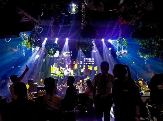 “一站式夜生活”主题音乐、酒吧、餐厅——胡桃里空降万洲第一街。 来这里期待一次美丽的邂逅吧!