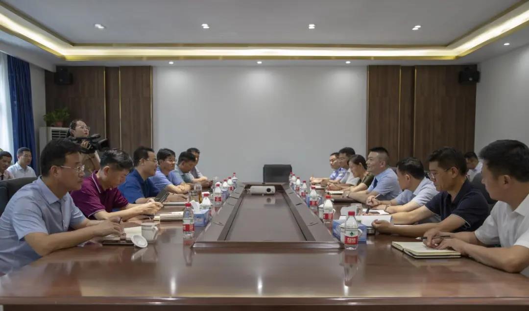 尹作义区长带领区相关职能部门主要领导负责人莅临万洲集团枣庄公司召开现场办公会议