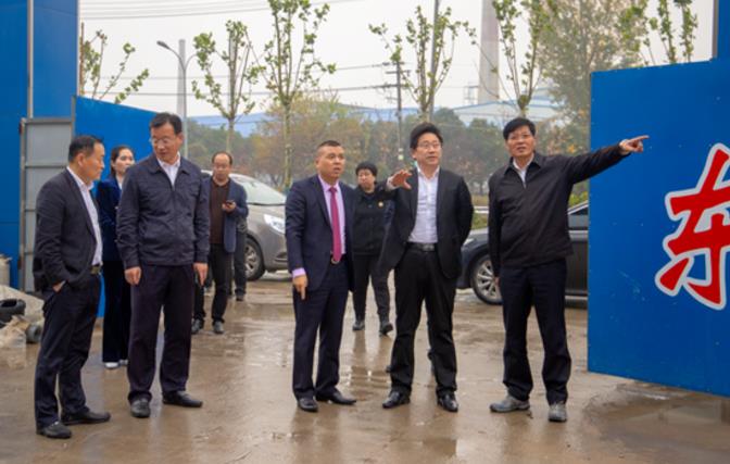 枣庄市市投促局副局长潘艺戈等领导一行莅临万洲浙商城仓储物流总部考察指导项目建设情况