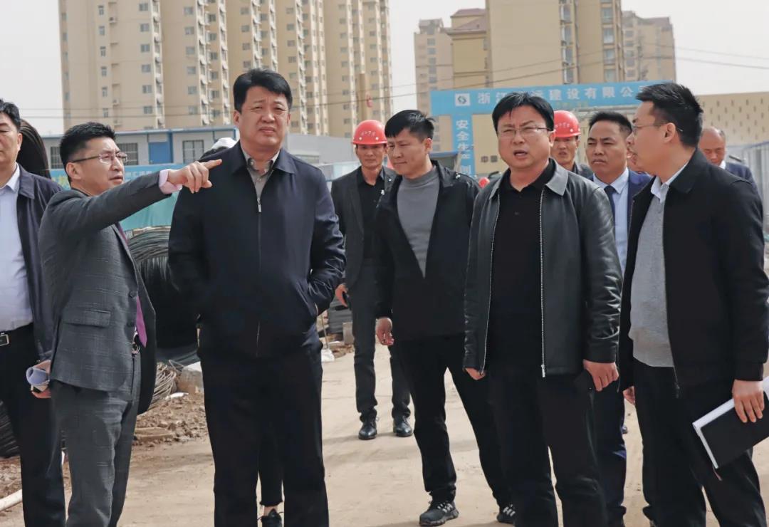 鹤壁开发区工委副书记、管委副主任李雷携相关部门领导深入万洲汇建设工地现场办公