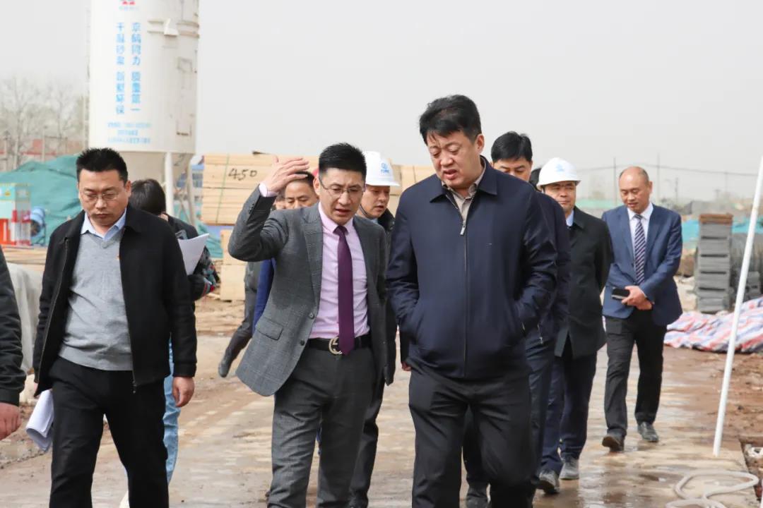 鹤壁开发区工委副书记、管委副主任李雷携相关部门领导深入万洲汇建设工地现场办公