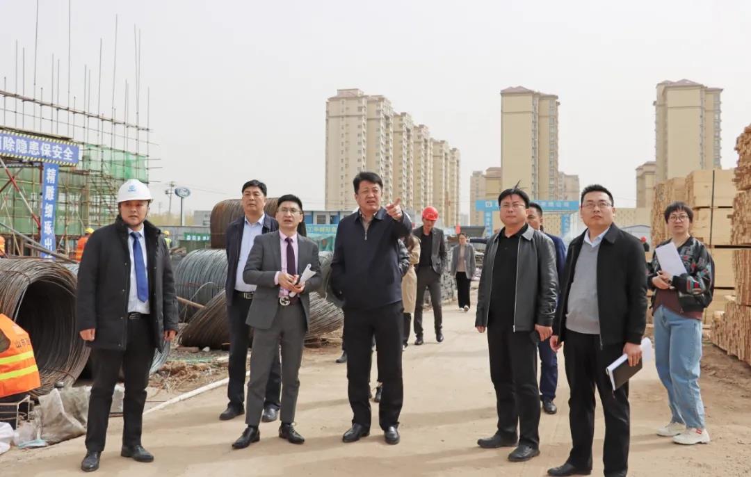 鹤壁开发区工委副书记、管委副主任李雷携相关部门领导深入万洲汇建设工地现场办公