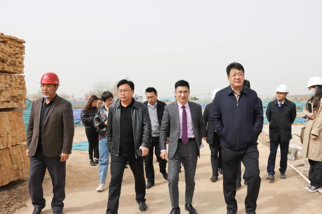 鹤壁开发区工委副书记、管委副主任李雷携相关部门领导深入万洲汇建设工地现场办公
