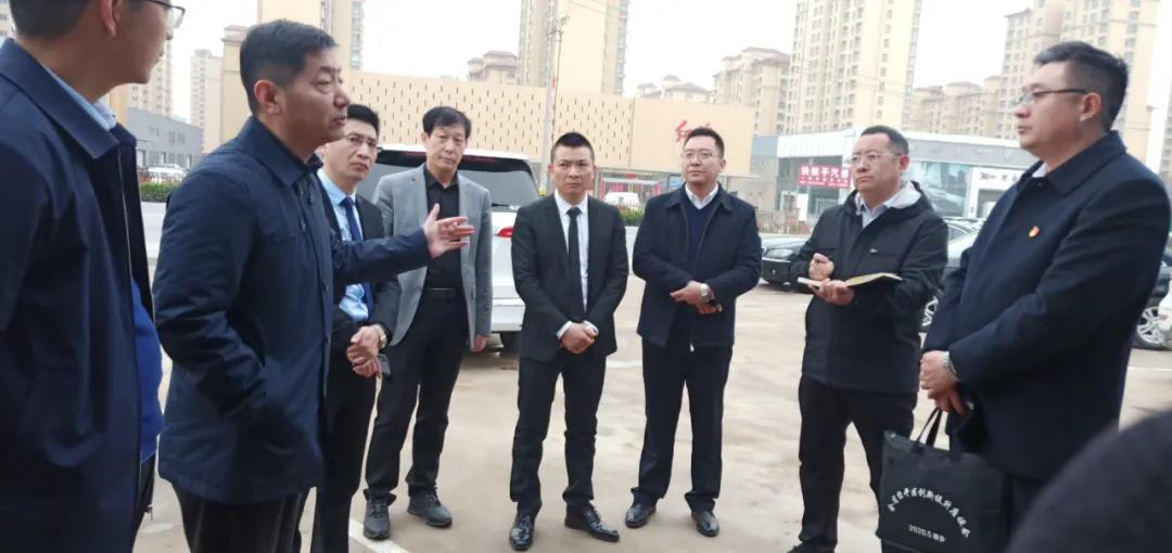 鹤壁开发区工委书记王军携相关部门领导莅临万洲汇项目建设工地现场办公