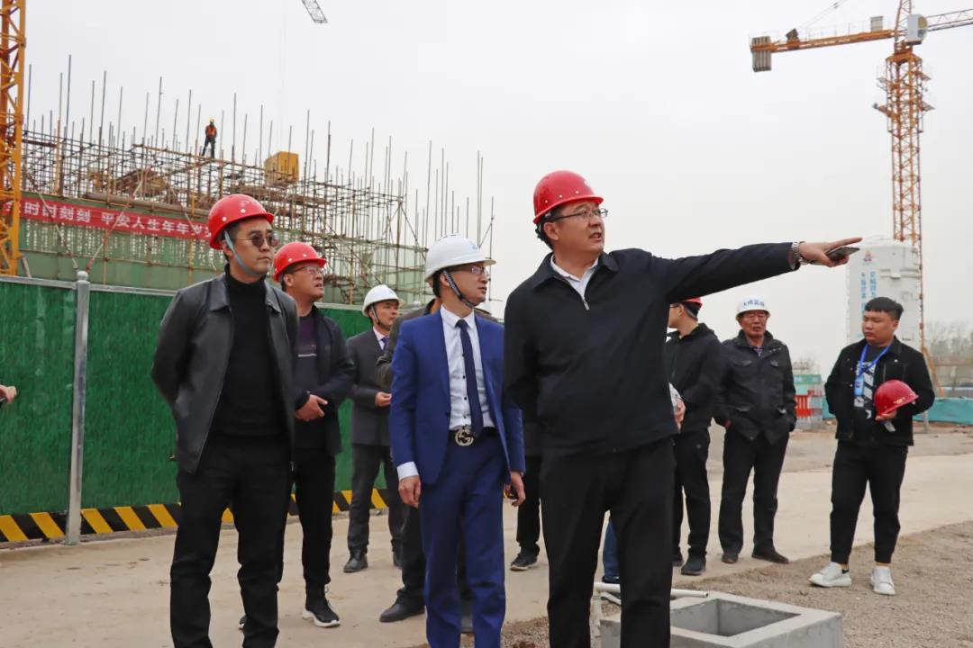 鹤壁经济技术开发区工委委员、管委副主任刘军文一行深入万洲汇建设工地现场指导工作