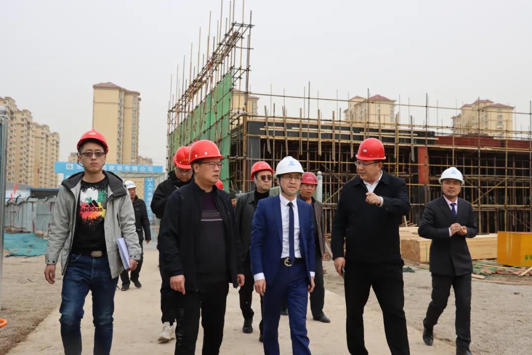 鹤壁经济技术开发区工委委员、管委副主任刘军文一行深入万洲汇建设工地现场指导工作