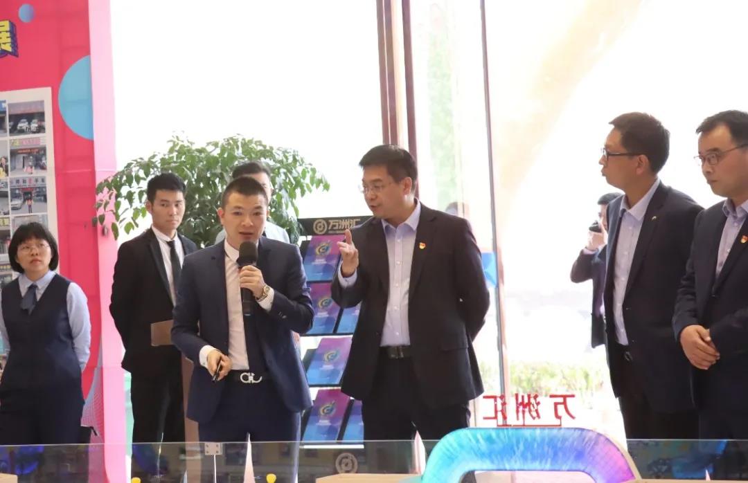 鹤壁农商银行董事长杨红卫一行领导莅临万洲汇洽谈深度合作事宜
