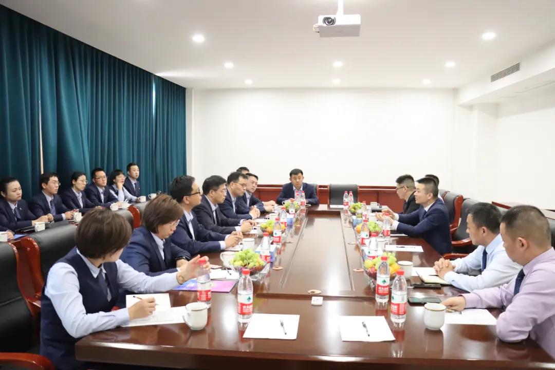 鹤壁农商银行董事长杨红卫一行领导莅临万洲汇洽谈深度合作事宜