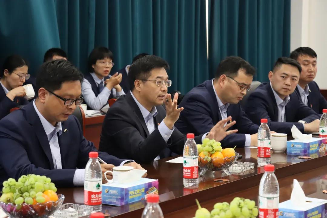 鹤壁农商银行董事长杨红卫一行领导莅临万洲汇洽谈深度合作事宜