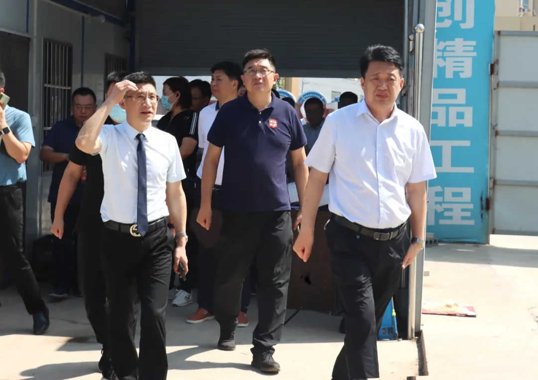 鹤壁市开发区工委副书记、管委副主任李雷,工委委员、管委副主任刘军文等领导一行莅临万洲汇项目地,召开项目推进现场会