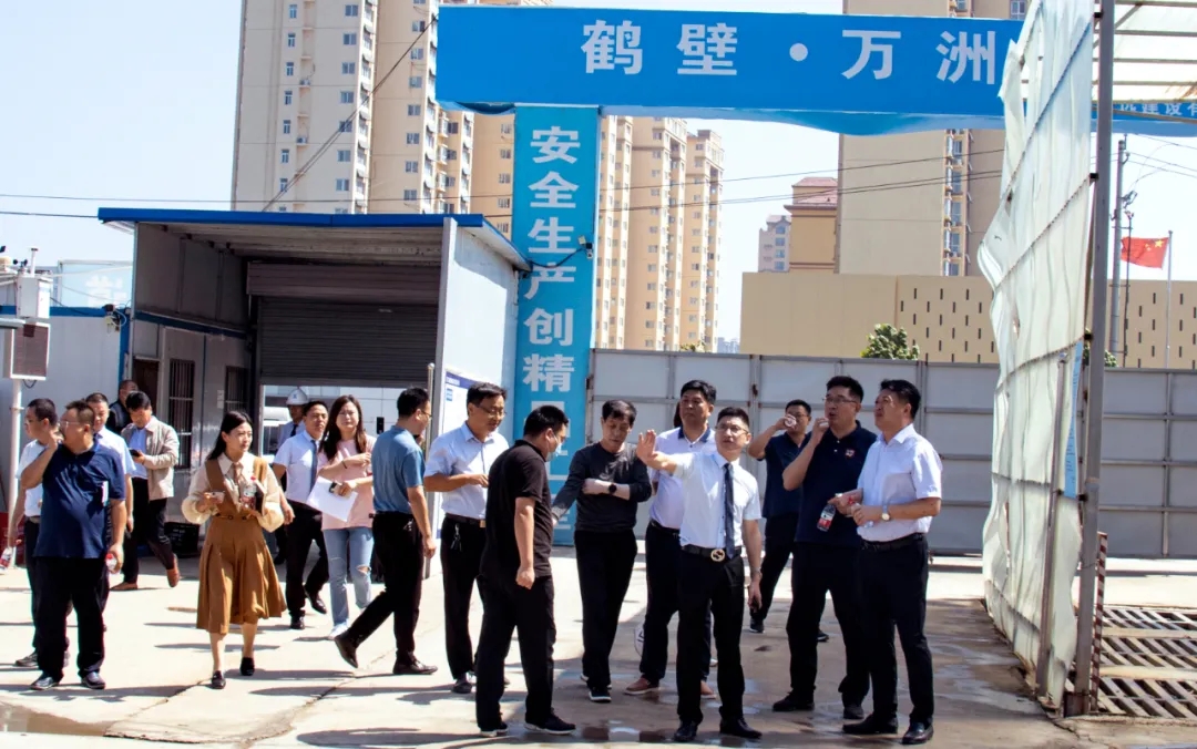 鹤壁市开发区工委副书记、管委副主任李雷,工委委员、管委副主任刘军文等领导一行莅临万洲汇项目地,召开项目推进现场会
