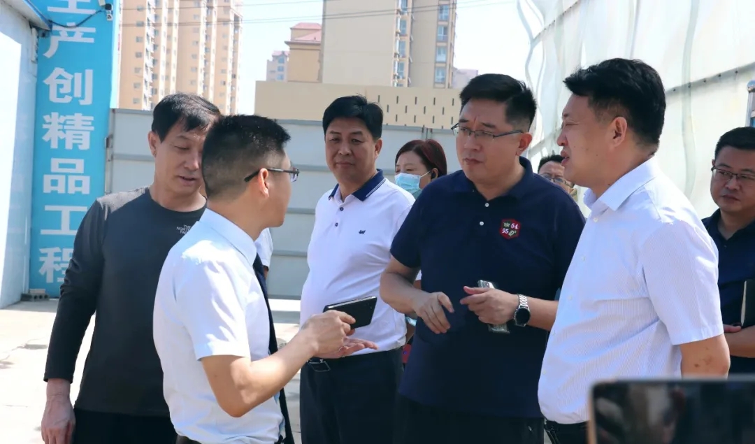 鹤壁市开发区工委副书记、管委副主任李雷,工委委员、管委副主任刘军文等领导一行莅临万洲汇项目地,召开项目推进现场会