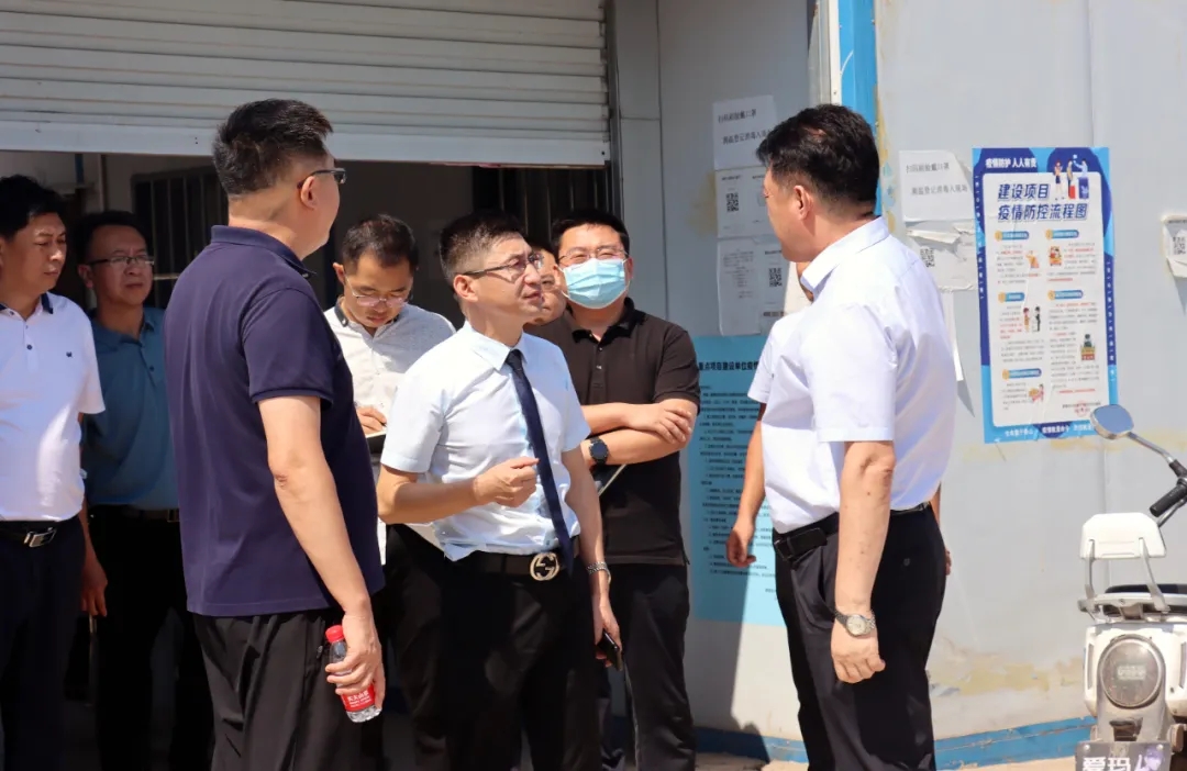 鹤壁市开发区工委副书记、管委副主任李雷,工委委员、管委副主任刘军文等领导一行莅临万洲汇项目地,召开项目推进现场会