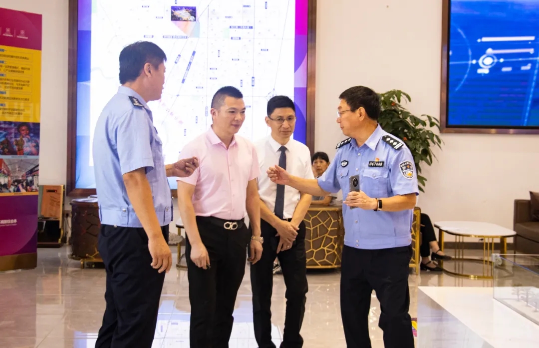 市交警支队副支队长王普军,市车管所支部书记、所长付军一行莅临万洲汇指导座谈