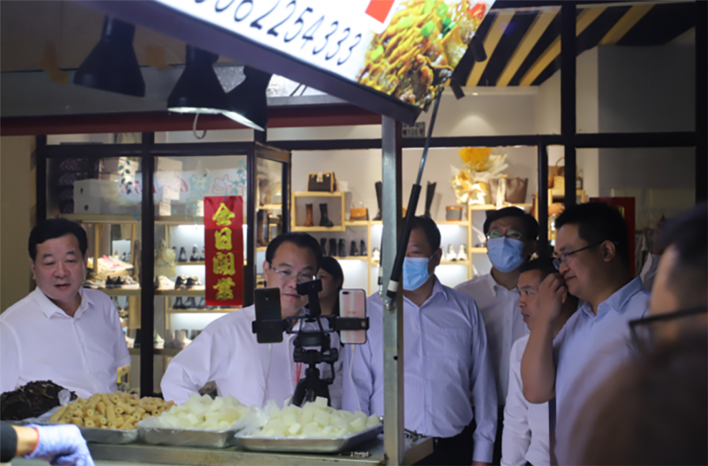 山东省商务厅消费促进处二级调研员王春报等领导一行莅临万洲第一街上街里参观指导