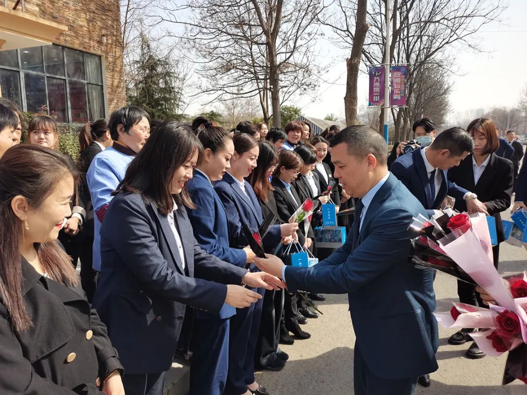 在这个美好的三月,万洲集团迎来了女神节。为了感恩女神们对公司的付出和贡献,万洲集团为所有女神们精心准备了精美的节日礼物。