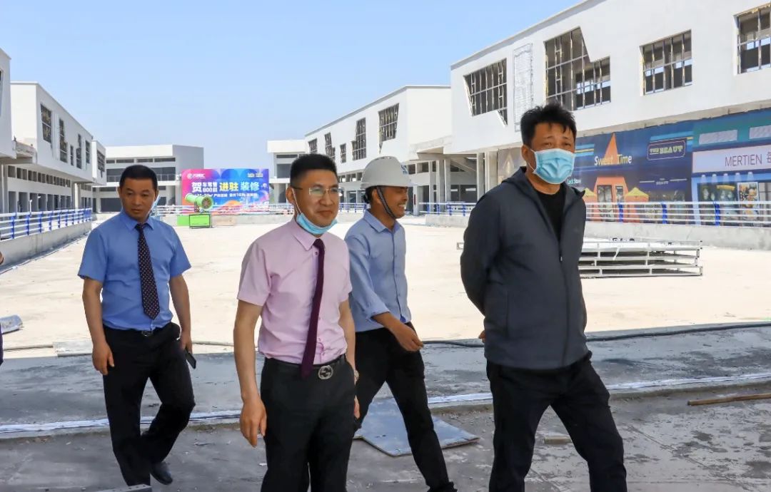鹤壁国家经济技术开发区工委副书记、管委副主任李雷一行莅临万洲汇,视察指导项目进展情况