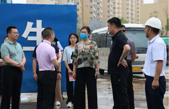 鹤壁市商务局总经济师李红,开发区工委副书记、管委副主任李雷莅临万洲汇视察指导工作