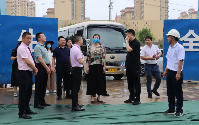 鹤壁市商务局总经济师李红,开发区工委副书记、管委副主任李雷莅临万洲汇视察指导工作