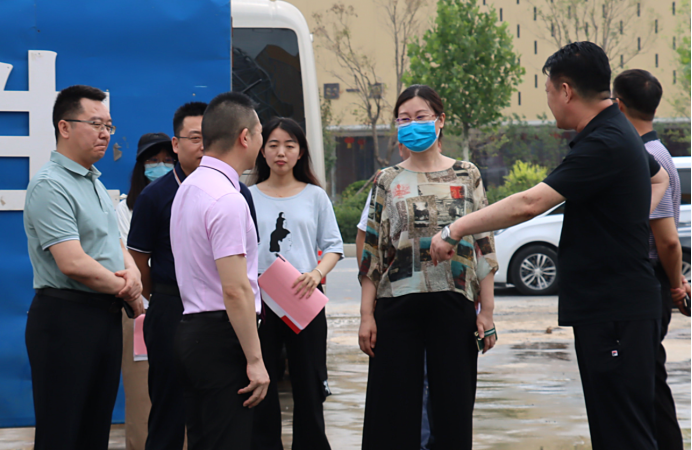 鹤壁市商务局总经济师李红,开发区工委副书记、管委副主任李雷莅临万洲汇视察指导工作