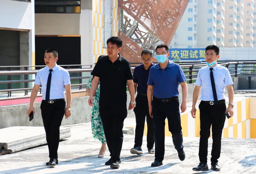 鹤壁市开发区工委副书记、管委主任李雷等领导一行莅临万洲汇,视察项目建设情况