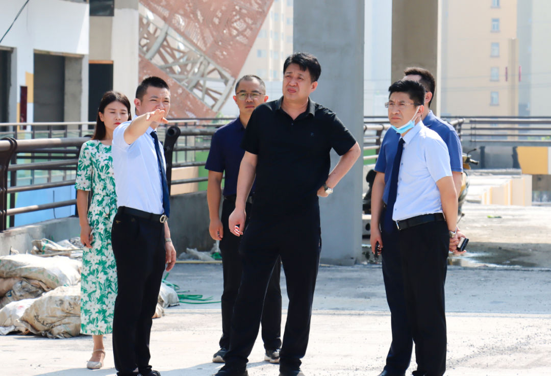 鹤壁市开发区工委副书记、管委主任李雷等领导一行莅临万洲汇,视察项目建设情况