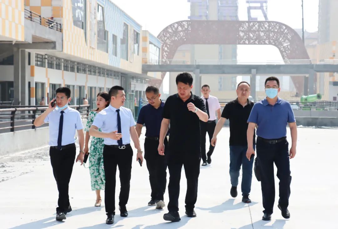 鹤壁市开发区工委副书记、管委主任李雷等领导一行莅临万洲汇,视察项目建设情况