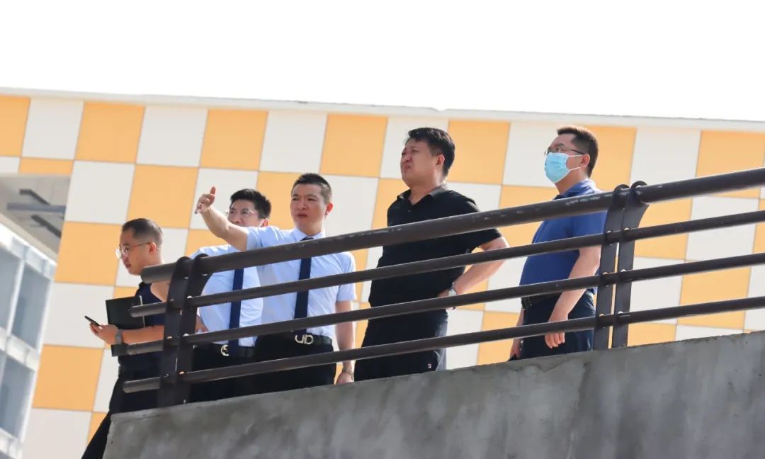 鹤壁市开发区工委副书记、管委主任李雷等领导一行莅临万洲汇,视察项目建设情况