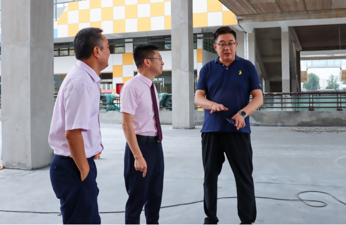 鹤壁国家经济技术开发区工委委员、管委副主任刘军文一行莅临万洲汇项目施工现场指导工作
