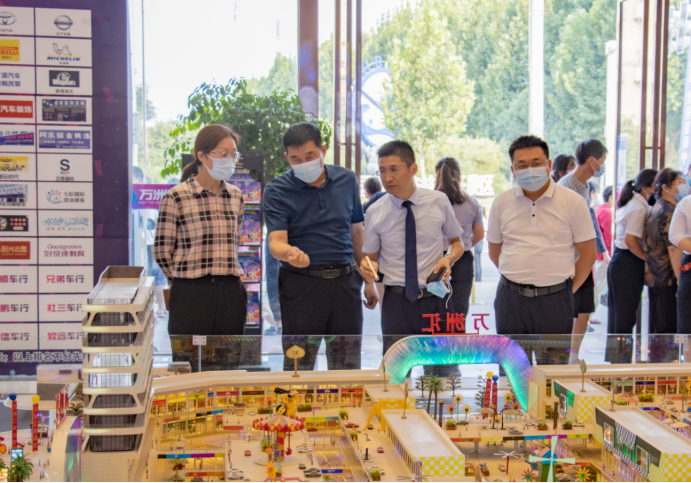 鹤壁市开发区管委会副主任连禄等领导一行莅临万洲汇指导工作