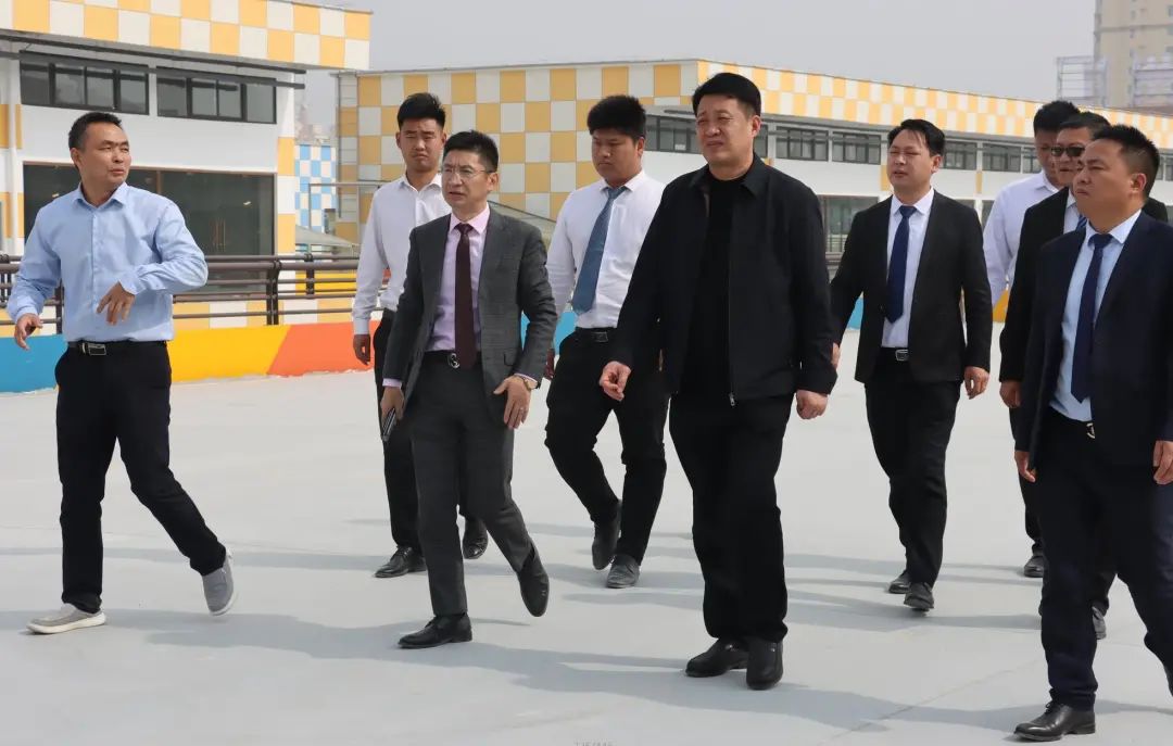 鹤壁市开发区工委副书记、管委会主任李雷等领导一行莅临万洲汇现场协调指导工作