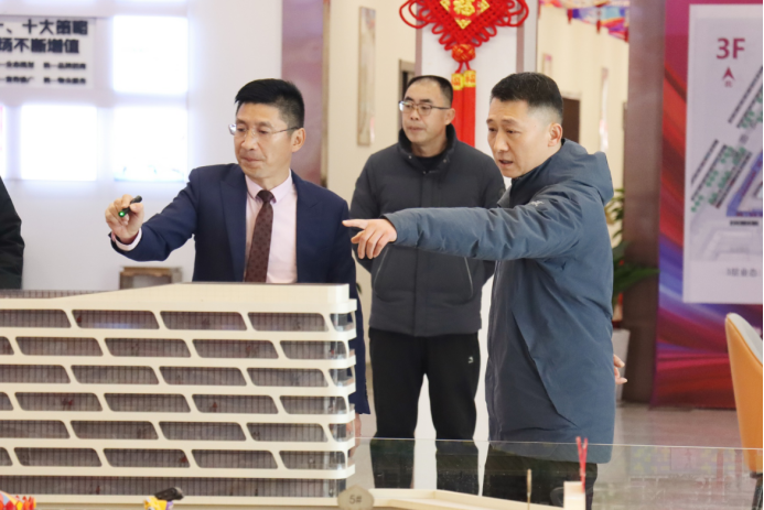 国家税务总局鹤壁市税务局党委委员、总经济师杨锐鹏一行莅临万洲汇现场指导工作