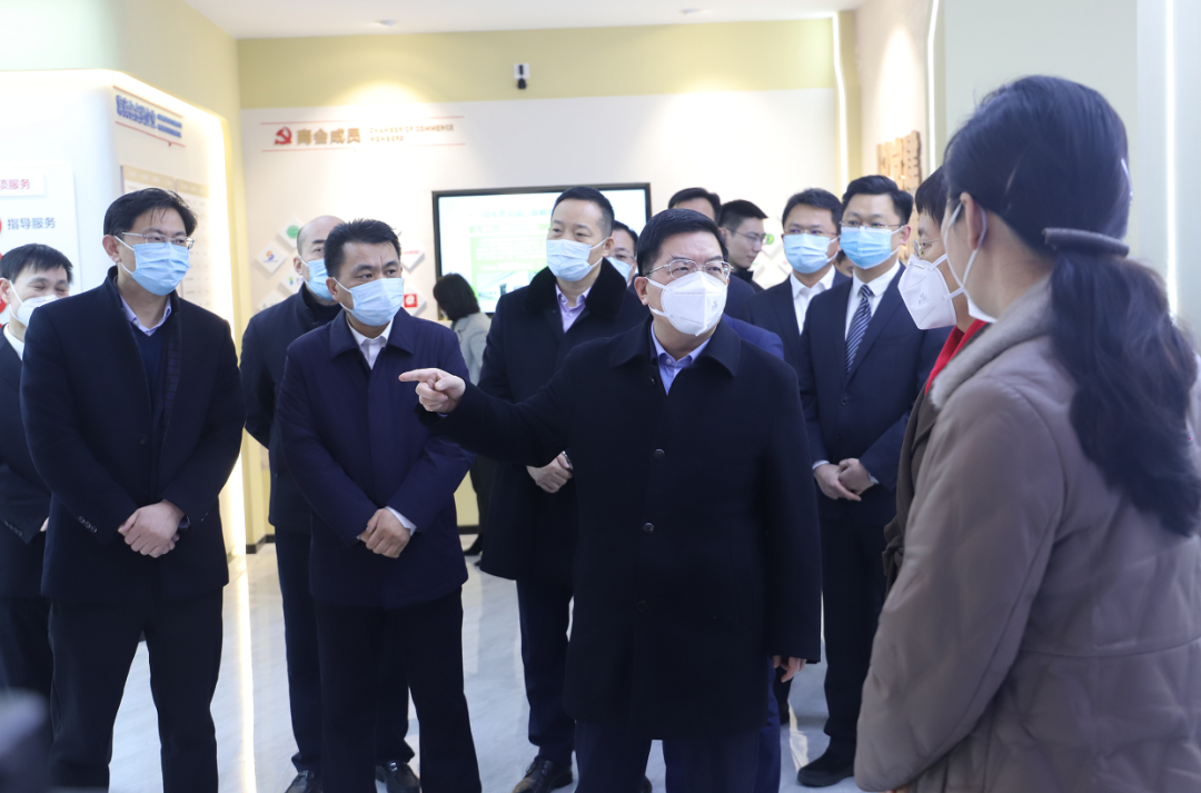 山东省人大常委会副主任、省工商联主席王随莲,山东省副省长、枣庄市委书记陈平,枣庄市委副书记、市长张宏伟一行莅临万洲第一街指导工作