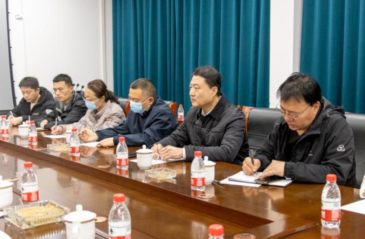 鹤壁市人大常委会法工委主任张新江等领导一行,莅临万洲汇召开现场工作会议,支持项目发展