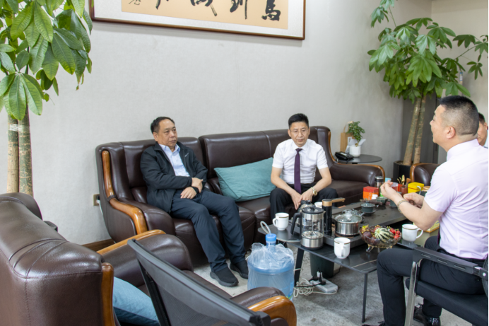 鹤壁市一级巡视员刘文彪,开发区管委会主任李雷等领导一行莅临万洲汇关心指导工作