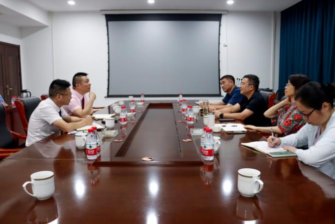 鹤壁市商务局局长李红生等领导一行莅临万洲汇会现场办公指导工作